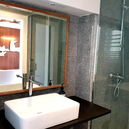 Bright & Modern With Great Sun Exposure דירה