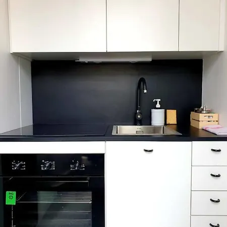 Bright & Modern With Great Sun Exposure דירה *